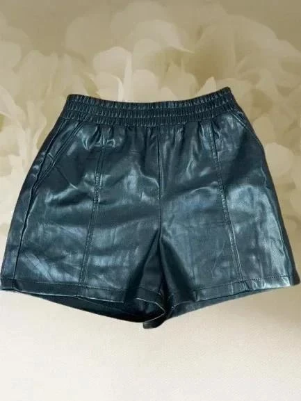Short en simili cuir taille 36 ou S